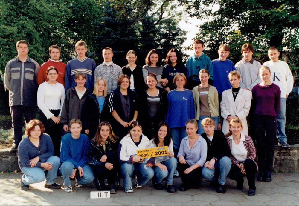 Rok szkolny 2000/2001 - Uczniowie klasy II Technikum Technologii Żywienia z wychowawcą Małgorzatą Kowalczewską