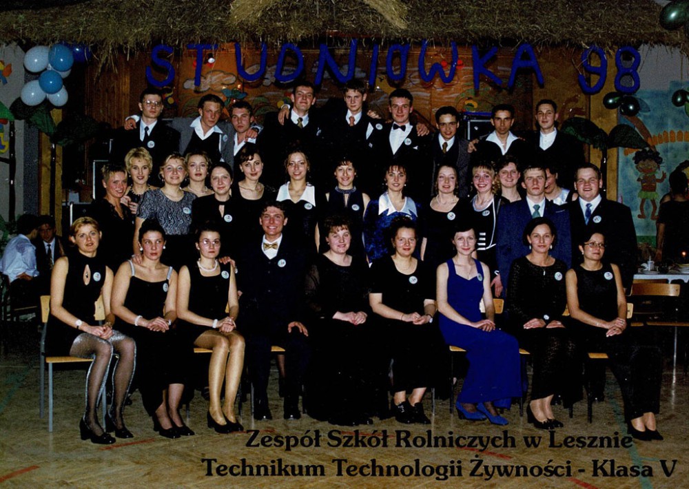Klasa I TS 5 z wychowawcą Hanną Marcinkowską – Kiełbasiewicz.  Studniówka  1998 r.