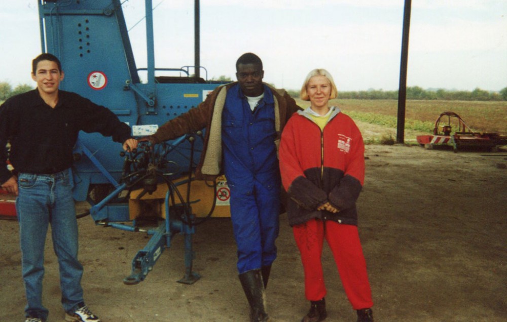 Stażysta z Kamerunu w  Gospodarstwie Pomocniczym naszej szkoły (zdjęcie z lat 1998-2000)