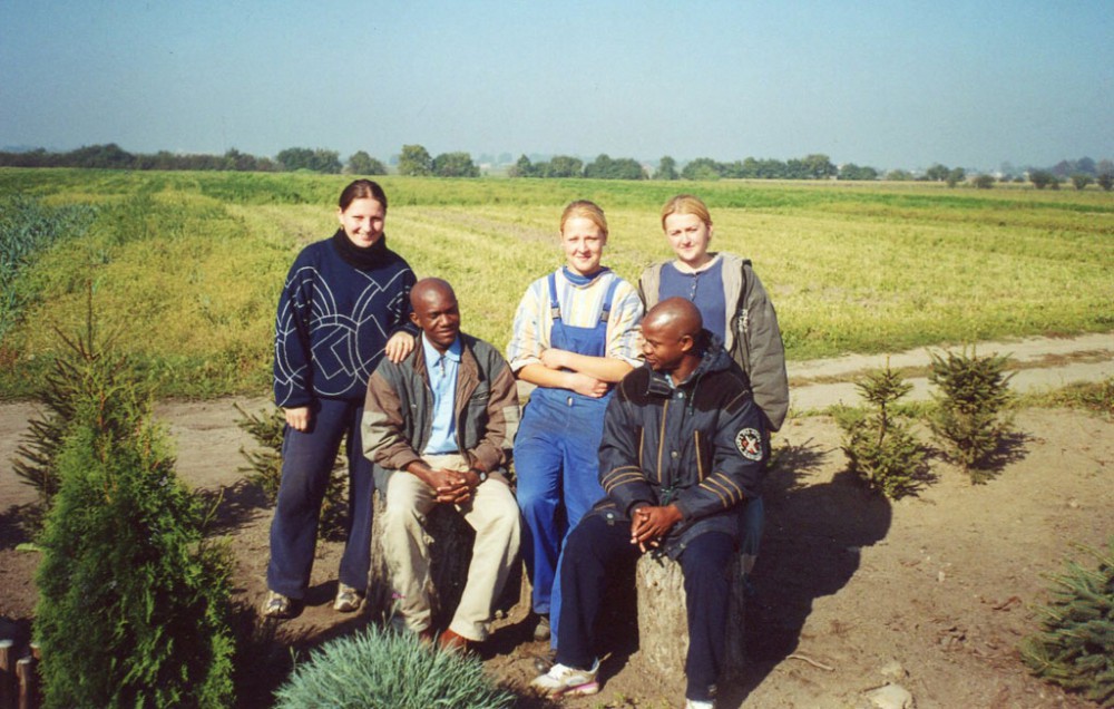 Stażyści z Kamerunu w  Gospodarstwie Pomocniczym naszej szkoły (zdjęcie z lat 1998-2000)
