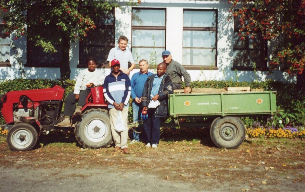 Stażyści z Kamerunu w  Gospodarstwie Pomocniczym naszej szkoły (zdjęcie z lat 1998-2000)