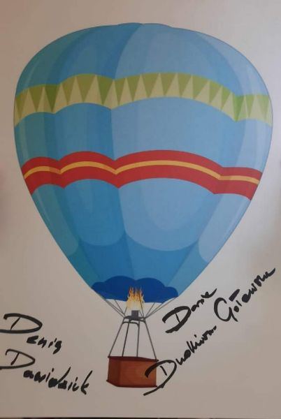 Plakat przedstawiający balon z podpisami pani Darii Dudkiewicz Goławskiej i pana Denisa Dawidziuka, mistrzyni świata i wicemistrza świata w lotach balonem na ogrzane powietrze