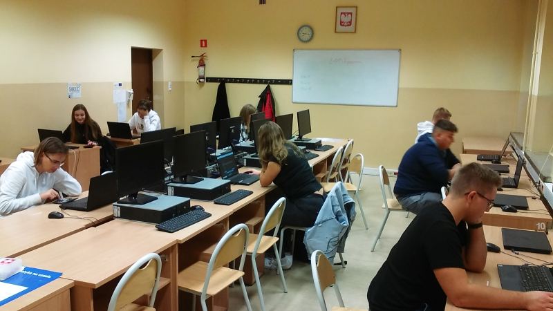 Uczniowie wykonujący zadania w komputerze na Olimpiadzie Wiedzy Technicznej
