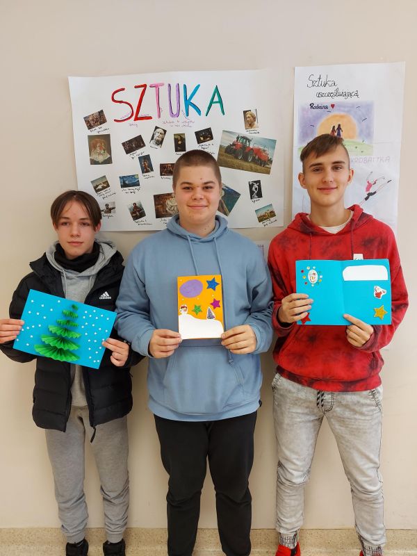 Na zdjęciu 3 uczniów trzymających kartki konkursowe