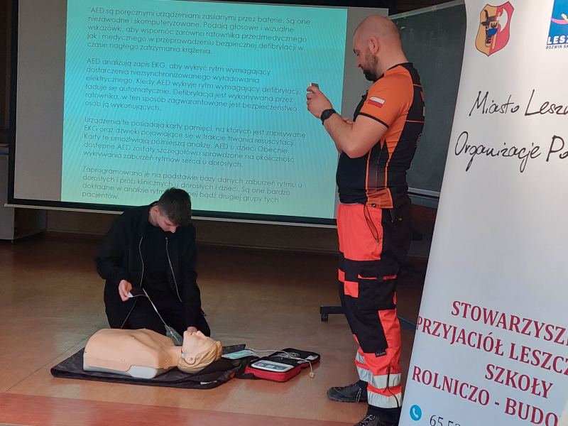 Uczeń "pod okiem" ratownika zapoznaje się z obsługą AED