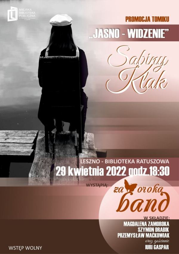 Plakat zachęcający do udziału w spotkaniu autorskim z poetką Sabiną Klak. Na jasnobrązowym tle siedzi dziewczyna ubrana w stroju marynarskim