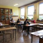 Uczniowie rozwiązują testy w Konkursie Wiedzy Religijnej