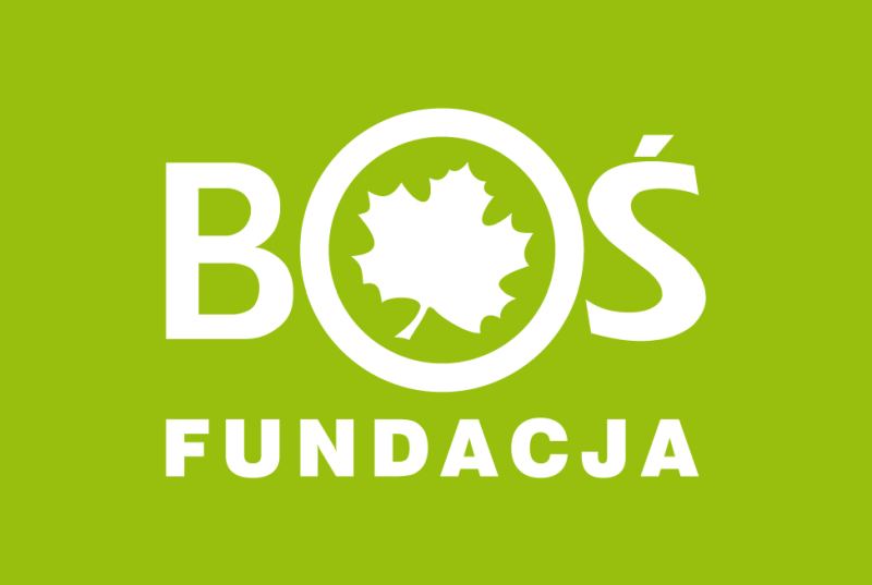 Logo : na zielonym tle napis Fundacja BOŚ w literce O liść klonu