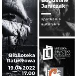 Plakat zachęcający do udziału w spotkaniu autorskim z Bogusławem Kaniczak w Bibliotece Ratuszowej 19 kwietnia 2022.Na czarnym tle żaglowka