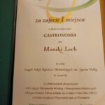 Na zdjęciu dyplom Moniki Lach za zajęcie I miejsca w bloku tematycznym gastronomia
