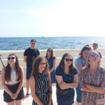 Grupka młodzieży na morskiej promenadzie w Salonikach