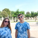 Dziewczyna i chłopak w niebieskich koszulkach na ulicy w Salonikach