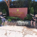 Dwóch uczniów prezentuje nazwę hotelu " Olympus Villas" ,w którym mieszkają w Grecji