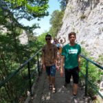 Dwóch chłopców na mostku w tle skały