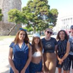 Cztery dziewczyny i chłopak na ulicy w Salonikach