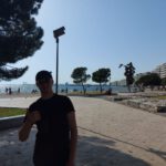 Chłopak przy promenadzie nadmorskiej w Salonikache