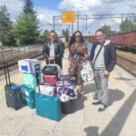 Laureaci Olimpiady budowlanej z opiekunem i bagażami stoją na peronie dworca
