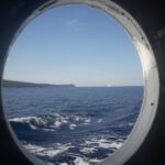 Widok na morze z okrągłego okna na statku
