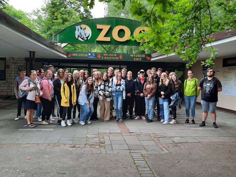 Grupa młodzieży z opiekunami przed wejściem do poznańskiego zoo