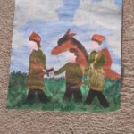 Na zdjęciu plakat - praca konkursowa przedstawiająca 4 młodocianych żołnierzy, jeden z nich jedzie konno