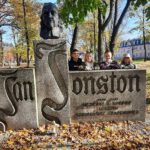 Młodzież przy pomniku Jana Jonstonai