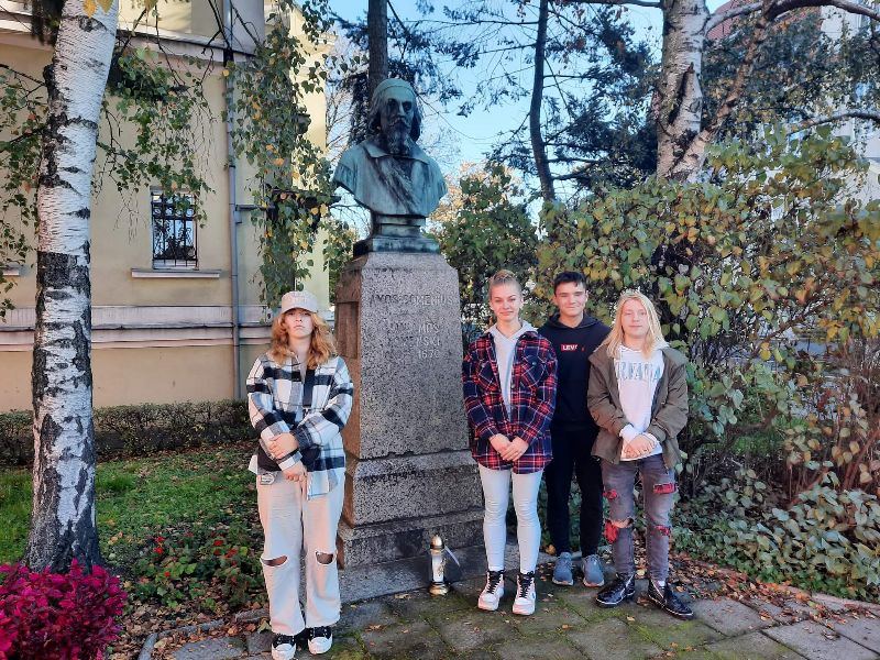 Młodzież pod pomnikiem Jana Amosa Komeńskiego