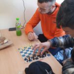 Dwóch uczniów gra w szachy