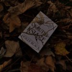 Książka Holly Blacka "Okrutny książę" leży na pożółkłych liściach