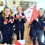 Trzy uczennice prezentują zrobiony latawiec w barwach biało-czerwonych