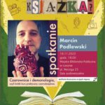 Plakat informujący o spotkaniu z Marcinem Podlewskim z cyklu Co z tą książką