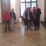 Uczniowie z wychowawcą w muzeum na Wawelu