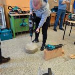Uczeń sprawdza wiertarkę do betonu