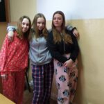 Na zdjęciu trzy dziewczyny w piżamach