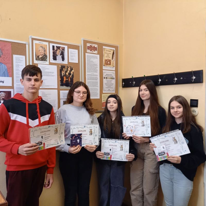 Na zdjęciu 5 uczniów zwycięzców konkursu "Z polszczyzną na co dzień"