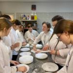 Grecja praktyki - uczennice w kuchni podczas przygotowywania potraw