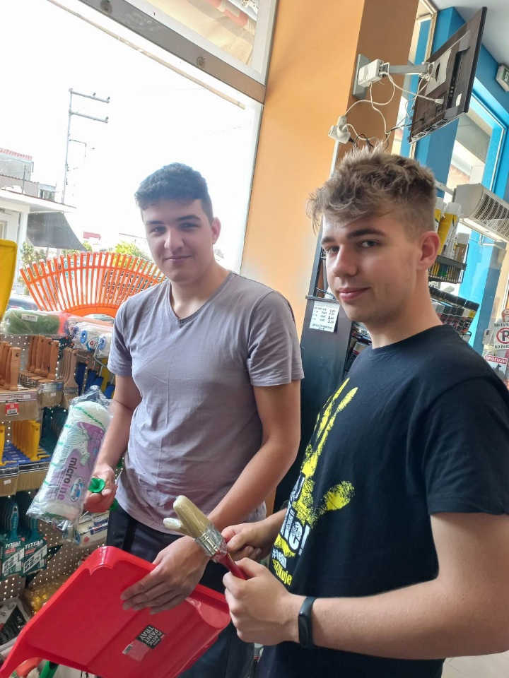 Grecja - praktyki - 2 uczniów podczas zakupów w sklepie z narzędziami