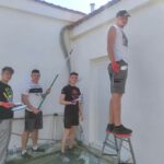 Grecja-praktyki - 4 uczniów podczas malowania
