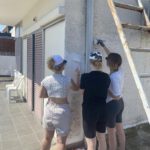 Grecja-praktyki - 3 uczniów podczas malowania