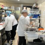 Grecja praktyki - uczennice w kuchni podczas przygotowywania potraw