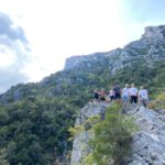 Grecja- Grupa młodzieży na wycieczce
