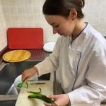 Grecja praktyki - uczennica w kuchni podczas przygotowywania potraw