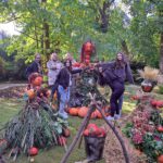 Ogród Botaniczny we Wrocławiu - uczniowie wśród dekoracji jesiennych