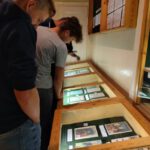 Tydzień zakazanych książek - wystawa - uczniowie podczas zwiedzania