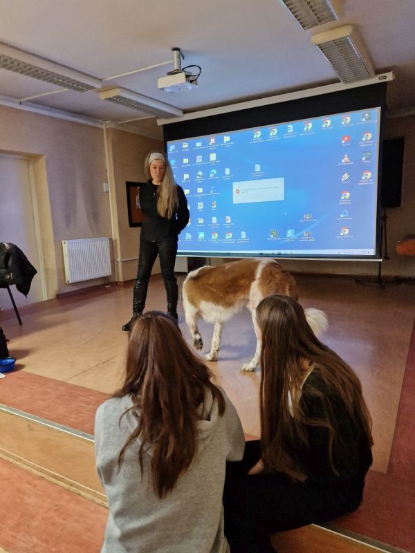 Behawiorystka, psi psycholog, trener. Pani Sylwia przywiozła ze sobą na spotkanie psa Karmela.