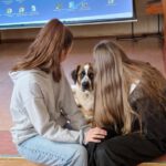 Uczniowie z psem poznają pracować z naszymi pupilami ,jak "odczytywać" ich zachowania.
