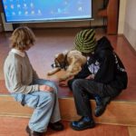 Uczniowie z psem poznają pracować z naszymi pupilami ,jak "odczytywać" ich zachowania.
