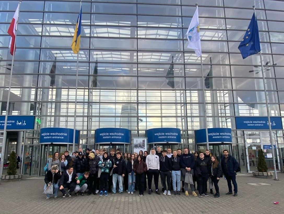 Na zdjęciu grupa uczniów przed wejściem na Międzynarodowe Targi BUDMA 2024