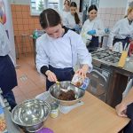 Na zdjęciu uczniowie przygotowują ciasta podczas warsztatów bezglutenowych