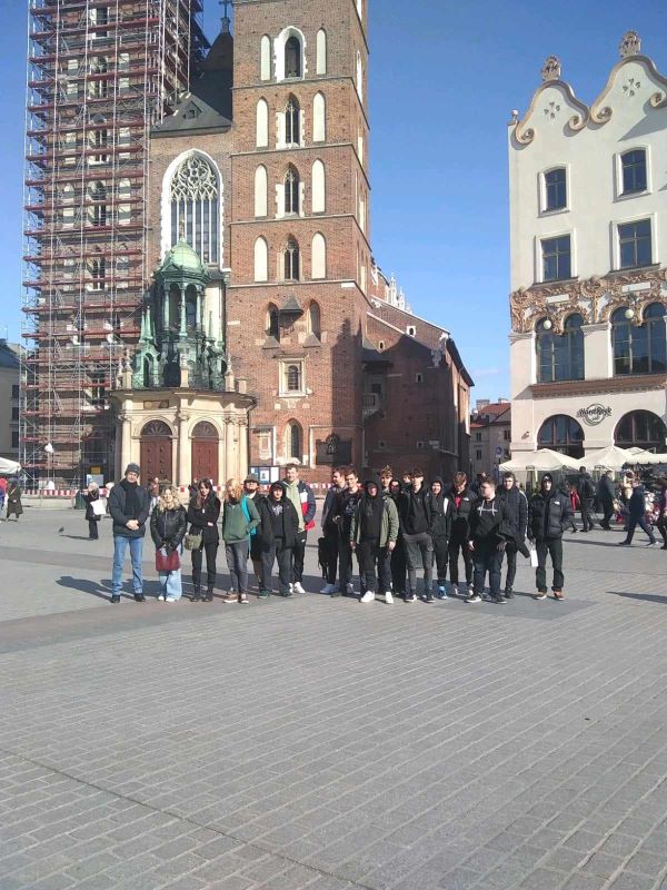 Grupa uczniów podczas wycieczki do Krakowa