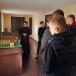 Uczestnicy Pielgrzymki do Kobylina zwiedzają kościół
